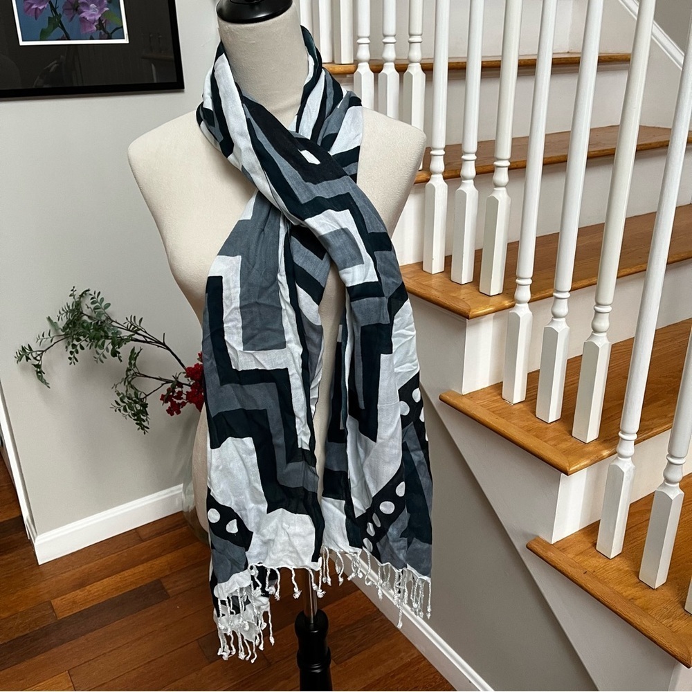 Scarf with geometric gray, black and white pattern - Picture 4 of 6